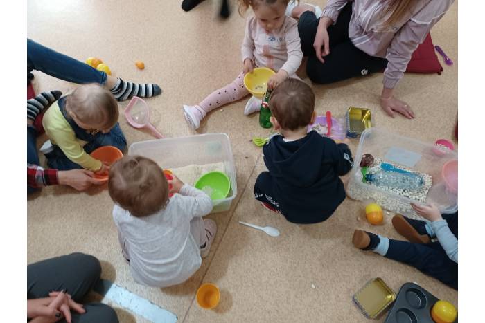 REȚETE PRACTICE DE JOCURI SI ACTIVITĂȚI SENZORIALE PENTRU COPII SUB 3 ANI REȚETE PRACTICE DE JOCURI SI ACTIVITĂȚI SENZORIALE PENTRU COPII SUB 3 ANI